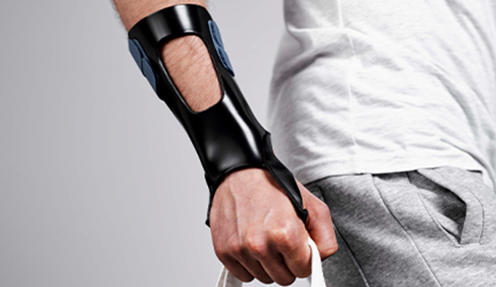 Dorsal based wrist cock-up orthosis in Orfit Eco Black NS.